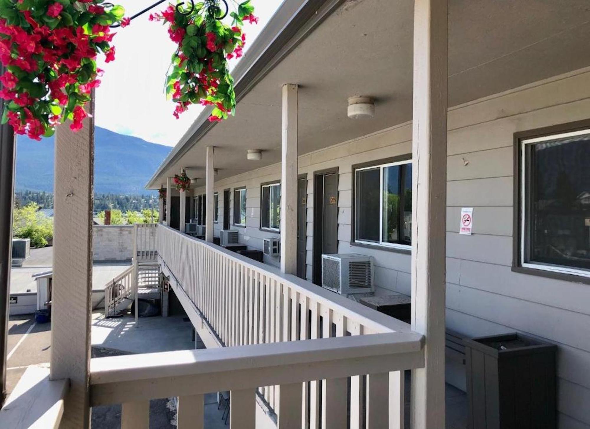 Canterbury Inn Invermere Extérieur photo
