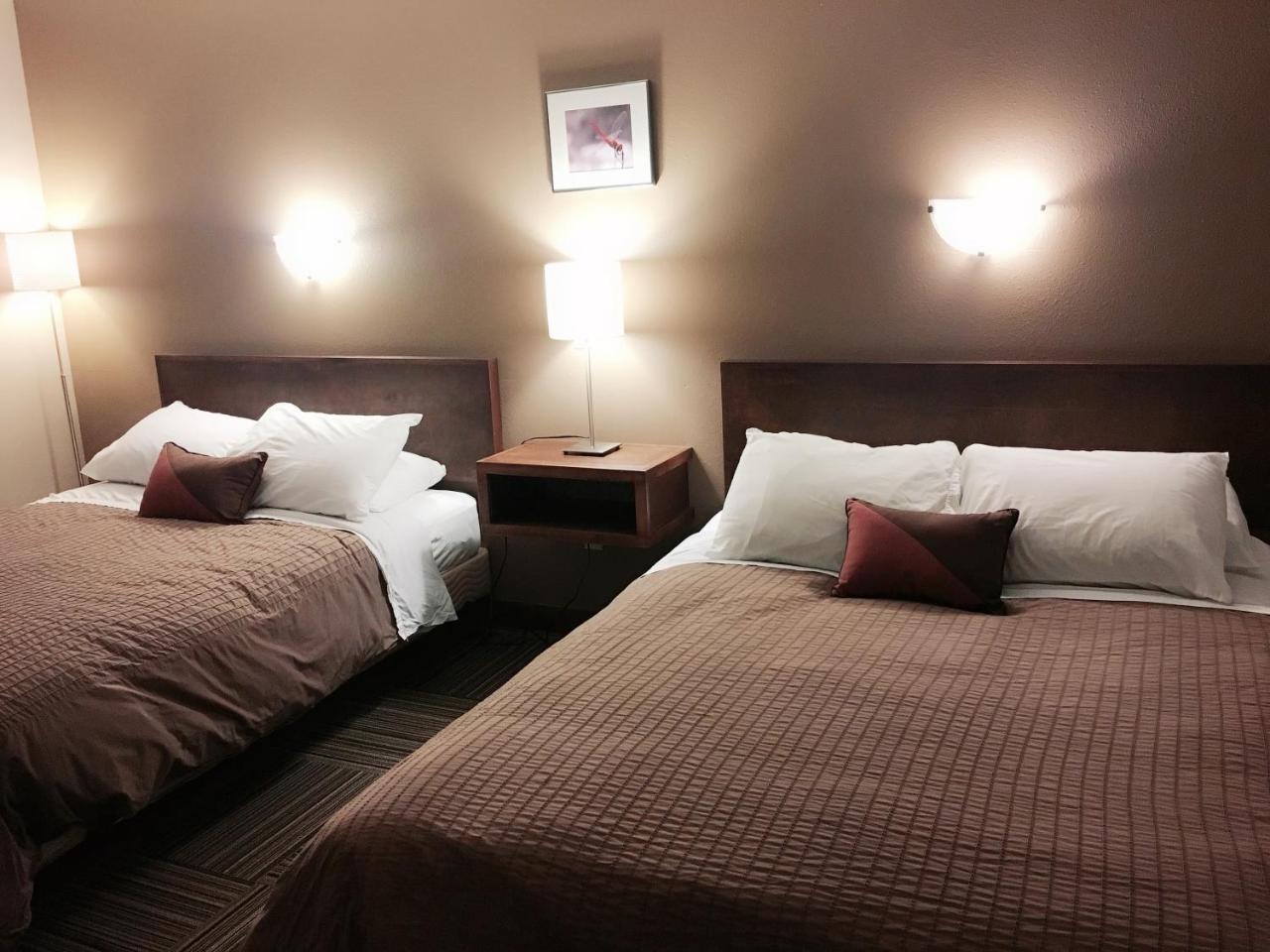 Canterbury Inn Invermere Extérieur photo